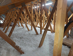 Zateplení stropu novostavby bungalovu pomocí foukané izolace